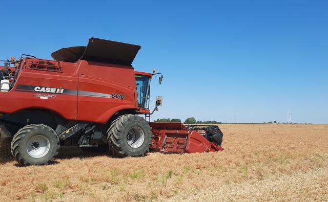 Moissonneuse dans le champs