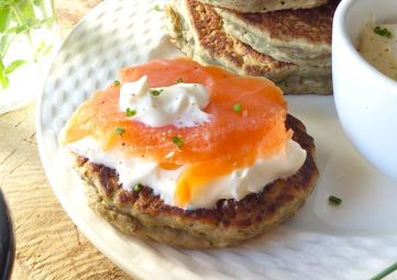 Berry green lentil blinis