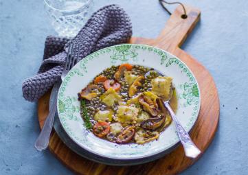 Ravioles de chèvre et son bouillon aux lentilles vertes du Berry et aux shiitakés